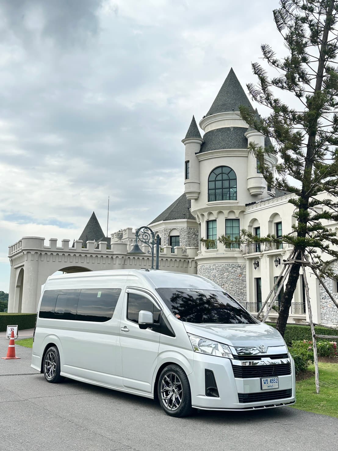 White mongkonridemate passenger van